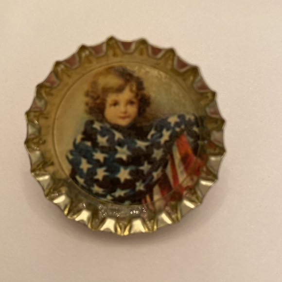 5 Patriotic Bottle Cap Pins • 🎉 Host Pick 🎉 - Picture 6 of 8